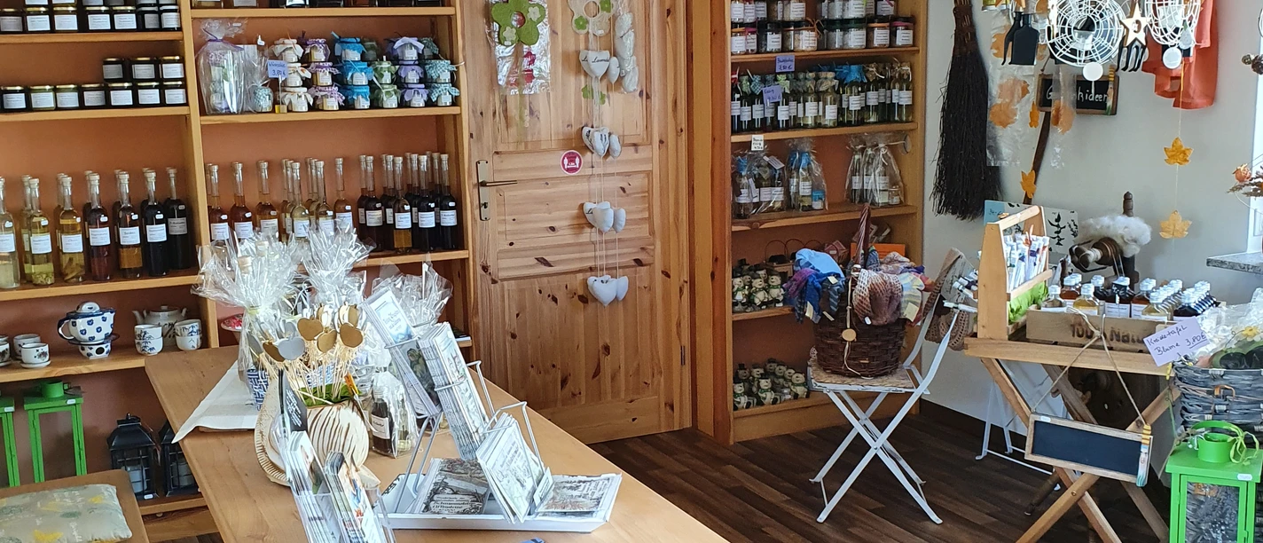 Kräuterhäusel.jpg Steinofenruine im verschneiten Wald mit Infotafel rechts, umgeben von kahlen Bäumen; ruhige, winterliche Atmosphäre.