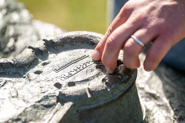 Bielefeld-Sparrenburg-Teutoburger-Wald-Tourismus-D-Ketz-037-2.jpg Skulptur eines Plans mit taktilen Elementen, Lesender Finger ertastet Brailleschrift auf Metall.