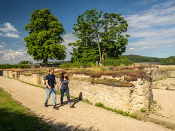 Bielefeld-Sparrenburg-Teutoburger-Wald-Tourismus-D-Ketz-042-2.jpg Zwei Personen spazieren an den Ruinen der historischen Stadtmauer von Bielefeld entlang.