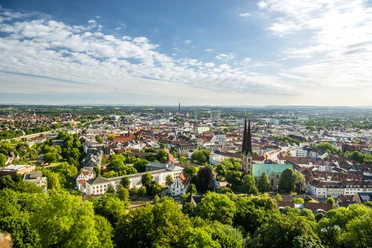 Bielefeld-Sparrenburg-Teutoburger-Wald-Tourismus-D-Ketz-017-2.jpg Blick auf die Stadt Bielefeld mit grünen Bäumen und der markanten Altstädter Nikolaikirche.