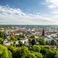 Bielefeld-Sparrenburg-Teutoburger-Wald-Tourismus-D-Ketz-017-2.jpg Blick auf die Stadt Bielefeld mit grünen Bäumen und der markanten Altstädter Nikolaikirche.