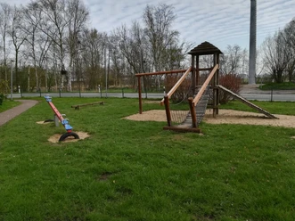 Spielplatz Oberndorf Bentwisch Grüner Spielplatz in Bentwisch mit Holzturm, Wippe und Rutsche für fröhliche Familienausflüge.