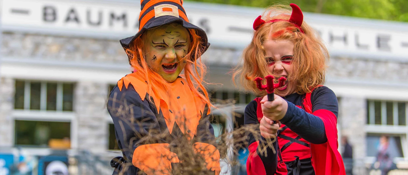 Kinder vor der Baumannshöhle zu Walpurgis Kinder vor der Baumannshöhle zu Walpurgis