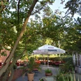 Gemütlicher Biergarten am Haus Bohne