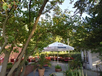 Gemütlicher Biergarten am Haus Bohne