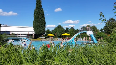 Hallen-Freibad Wagenfeld Schwimmbecken außen