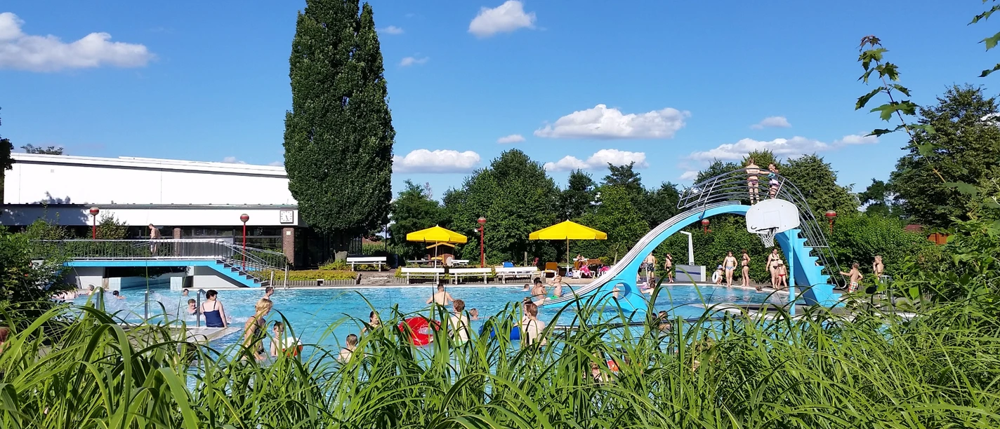 Hallen-Freibad Wagenfeld Schwimmbecken außen