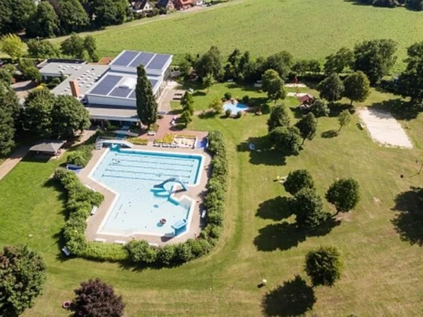 Hallen-Freibad Wagenfeld Luftaufnahme