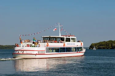 Schiff Heinrich der Löwe 1.jpg Schiffsrundfahrt auf dem See mit Passagieren an Bord