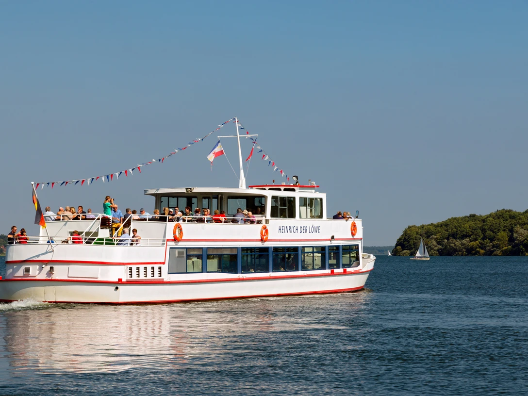 Schiff Heinrich der Löwe 1.jpg Schiffsrundfahrt auf dem See mit Passagieren an Bord
