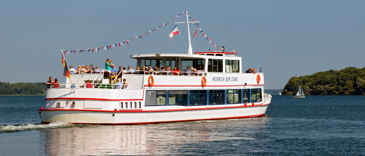 Schiff Heinrich der Löwe 1.jpg Schiffsrundfahrt auf dem See mit Passagieren an Bord