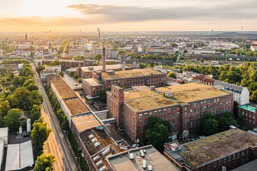 Baumwollspinnerei im Leipziger Westen - Industriekultur in Leipzig Baumwollspinnerei in Leipzig Lindenau aus der Vogelperspektive zur goldenen Stunde mit Blick Richtung Innenstadt, Industriekultur, Sonnenuntergang