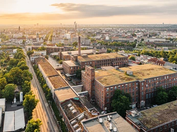 Baumwollspinnerei im Leipziger Westen - Industriekultur in Leipzig Baumwollspinnerei in Leipzig Lindenau aus der Vogelperspektive zur goldenen Stunde mit Blick Richtung Innenstadt, Industriekultur, SonnenuntergangBird's eye view of the Leipzig cotton mill in the west, nature, sky, industry
