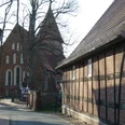 Straßenansicht in einem niedersächsischen Dorf mit historischen Backsteingebäuden und Kirche.