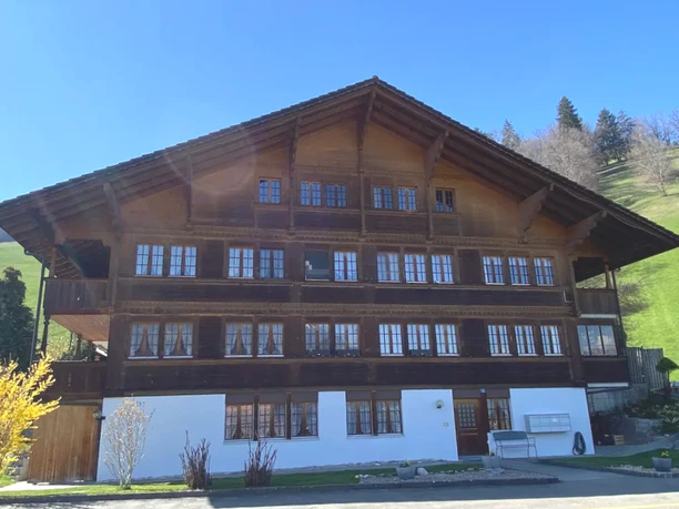 Chalet en bois à plusieurs étages, de style architectural du Simmental