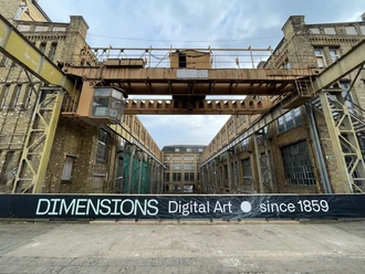 Pittlerwerke Leipzig - DIMENSIONS - Art numérique ● depuis 1859 Façade des anciens ateliers de Pittlerwerke Leipzig avec bannière publicitaire pour l'exposition DIMENSIONS - Digital Art sind 1859