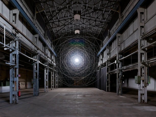 Ivana Franke: "Entanglement is a Fragile State" - DIMENSIONS - Digital Art ● since 1859 Drahtinstallation von Ivana Franke in der Ausstellung DIMENSIONS in den Pittlerwerken Leipzig 2023