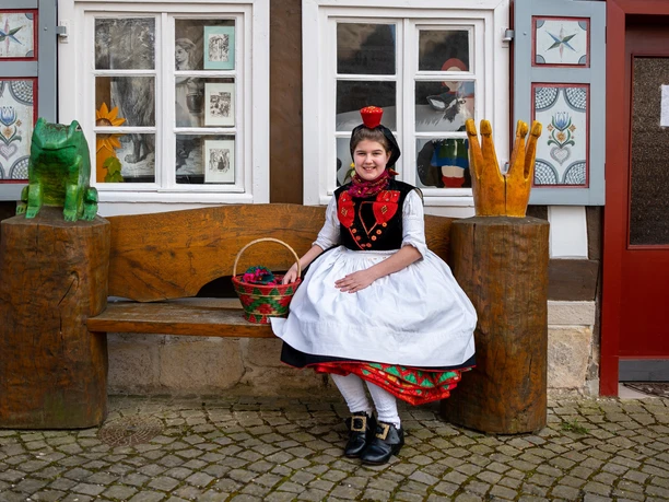 Rotkäppchen vor Märchenhaus Neukirchen