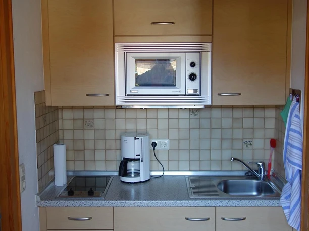 separate Küche mit Mikrowelle