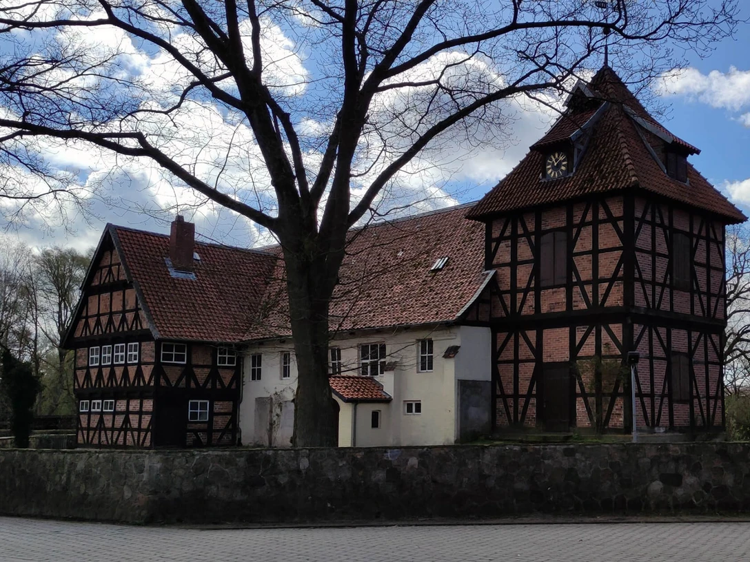 Alte Eiche Müden.jpg Alte Eiche vor Müdener Dorfkirche
