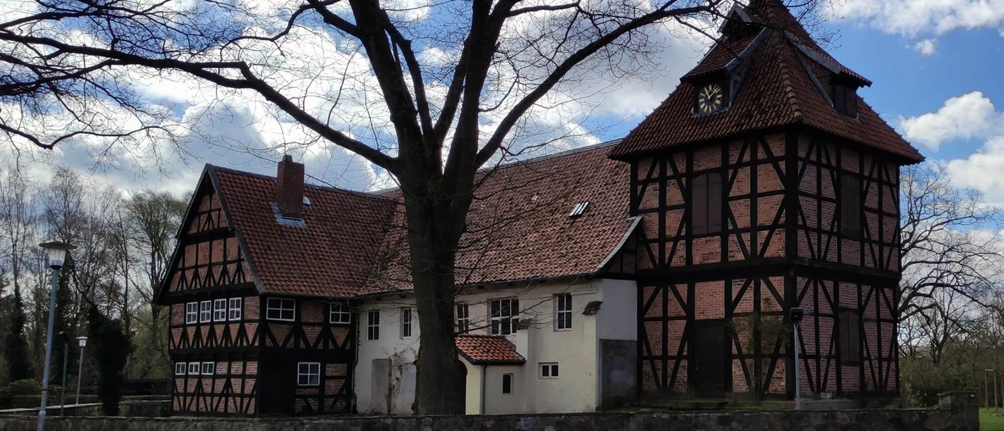 Alte Eiche Müden.jpg Alte Eiche vor Müdener Dorfkirche