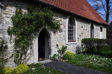 Gutskapelle Wedesbüttel Eingang.jpg Gutskapelle Wedesbüttel Eingang
