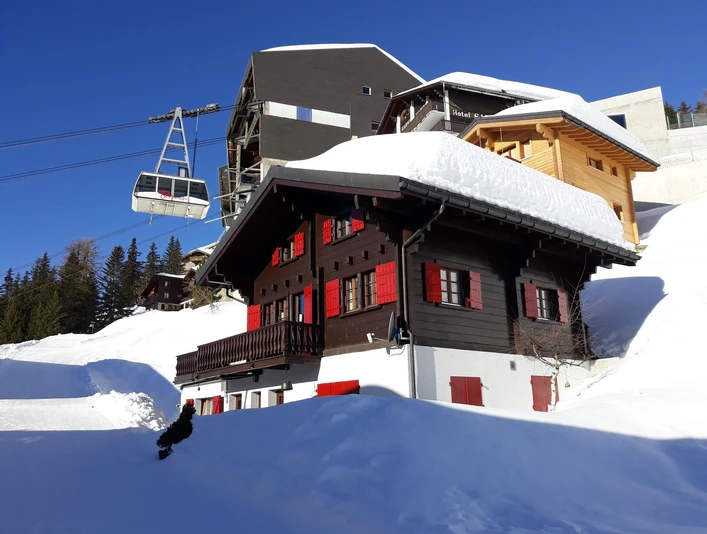 Rotkäppli neben Bahn