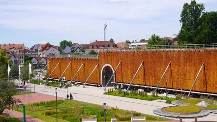 Erlebnisgradierwerk zur Sole-Inhalation.jpg Gradierwerk zur Sole-Inhalation, flankiert von Bäumen, mit Menschen entlang der Außenfläche.