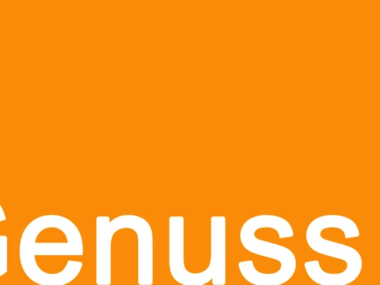 Genuss.jpg Orangefarbener Hintergrund mit dem Wort "Genuss" in großer, weißer Schrift unten links.