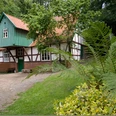 Stadt Petershagen_Döhren_Wassermühle_Vorderansicht_Frühjahr.jpg Fachwerk-Wassermühle in grüner Umgebung, vorne Pflanzen; Frühjahr, Peterhagen-Döhren.