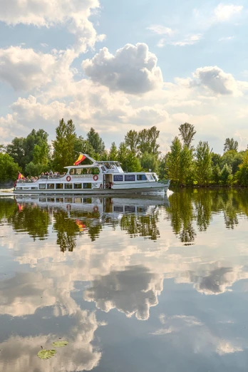 Weiße Flotte, Mülheim an der Ruhr Schiff der Weißen Flotte auf der Ruhr, umgeben von grünen Bäumen und einer Brücke rechts im Bild.