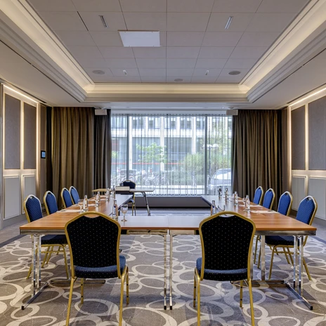 Salon Schiller meeting room with banquet seating at the conference hotel The Westin | Leipzig Convention Bureau