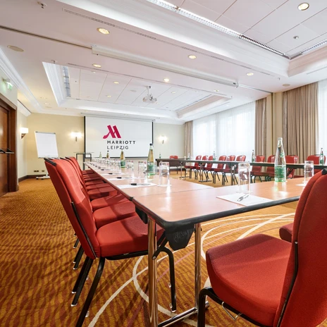 Meeting room at the conference hotel Marriott Hotel | Leipzig Convention Bureau Meeting room with U-shape seating at the conference hotel Marriott Hotel - presented by Leipzig Convention Bureau