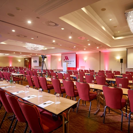 Tagungsraum USA im Tagungshotel Leipzig Marriott Hotel | Leipzig Convention Bureau Tagungsraum USA mit Reihenbestuhlung im Tagungshotel Leipzig Marriott Hotel - präsentiert vom Leipzig Convention Bureau
