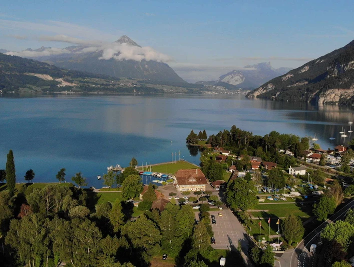 hotel-neuhaus-luftbild-thunersee-niesen.jpg