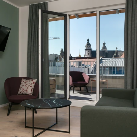 Spojrzenie na jeden z pokoi w Brera Serviced Apartments z widokiem na centrum