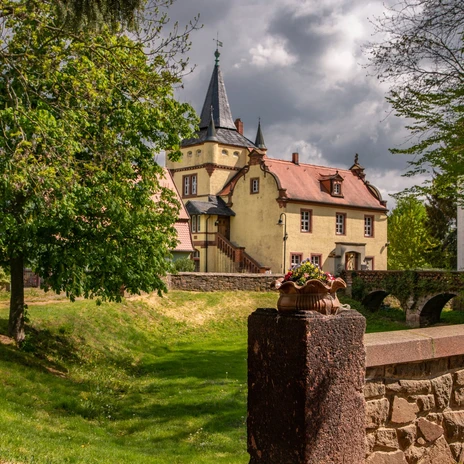 View of the landscaped grounds at the Podelwitz moated castle