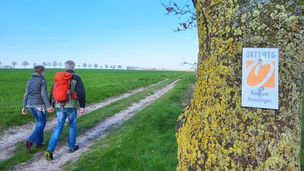 Zwei Wanderer auf dem ORTSWEG Rund um Hemslingen Zwei Wanderer auf dem ORTSWEG Rund um Hemslingen