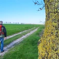 Zwei Wanderer auf dem ORTSWEG Rund um Hemslingen Zwei Wanderer auf dem ORTSWEG Rund um Hemslingen