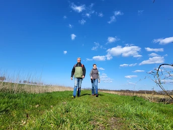 Zwei Wanderer in der weiten Landschaft rund um Hemslingen Zwei Wanderer in der weiten Landschaft rund um Hemslingen