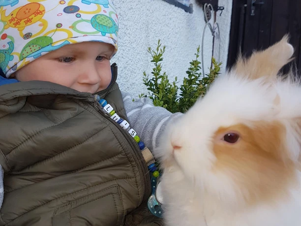 Kind und Hase Elsa