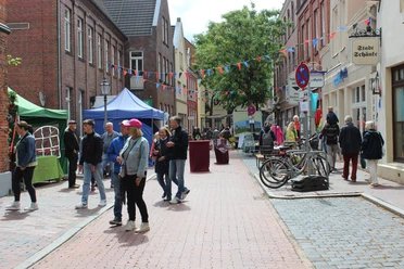 Ostfriesischer Lekkermarkt Das Bild zeigt die Altstadt während des Ostfriesischen Lekkermarktes