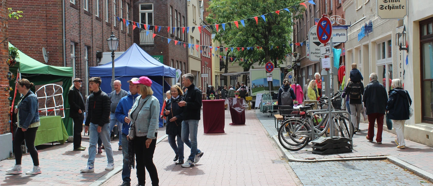 Ostfriesischer Lekkermarkt Das Bild zeigt die Altstadt während des Ostfriesischen Lekkermarktes