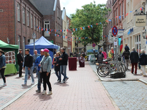 Ostfriesischer Lekkermarkt Das Bild zeigt die Altstadt während des Ostfriesischen Lekkermarktes