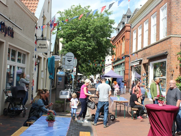 Ostfriesischer Lekkermarkt Das Bild zeigt die Altstadt während des Ostfriesischen Lekkermarktes