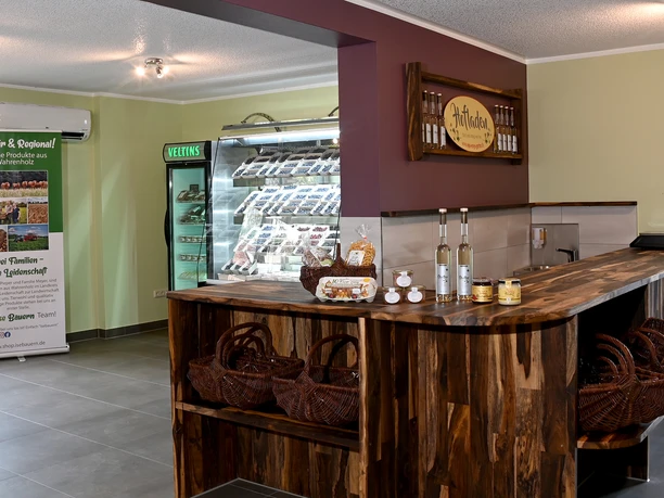 Verkaufstheke im Hofladen von Opa Erny.jpg Verkaufstheke im Hofladen Opa Erny in der Südheide Gifhorn