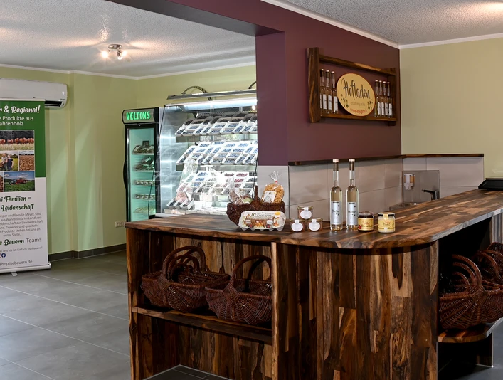 Verkaufstheke im Hofladen von Opa Erny.jpg Verkaufstheke im Hofladen Opa Erny in der Südheide Gifhorn