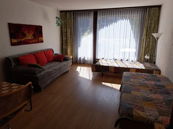 Wohnzimmer mit neuem Boden