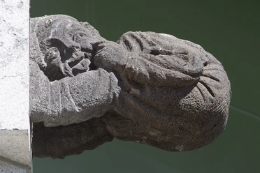 Das Bonner Brückenmännchen Das Bonner Brückenmännchen (bönnsch: Bröckemännche) ist eine Steinskulptur, die 1898 beim Bau der ersten Bonner Rheinbrücke am rechten Turm des Beueler Strompfeilers befestigt wurde und ihren Hintern zur Beueler Seite streckte. Hintergrund war, dass die Brücke ausschließlich von Bonnern finanziert wurde, weil sich die Bewohner der schäl Sick nicht an den Kosten beteiligen wollten.