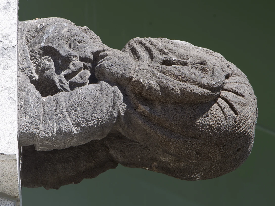 Das Bonner Brückenmännchen Das Bonner Brückenmännchen (bönnsch: Bröckemännche) ist eine Steinskulptur, die 1898 beim Bau der ersten Bonner Rheinbrücke am rechten Turm des Beueler Strompfeilers befestigt wurde und ihren Hintern zur Beueler Seite streckte. Hintergrund war, dass die Brücke ausschließlich von Bonnern finanziert wurde, weil sich die Bewohner der schäl Sick nicht an den Kosten beteiligen wollten.